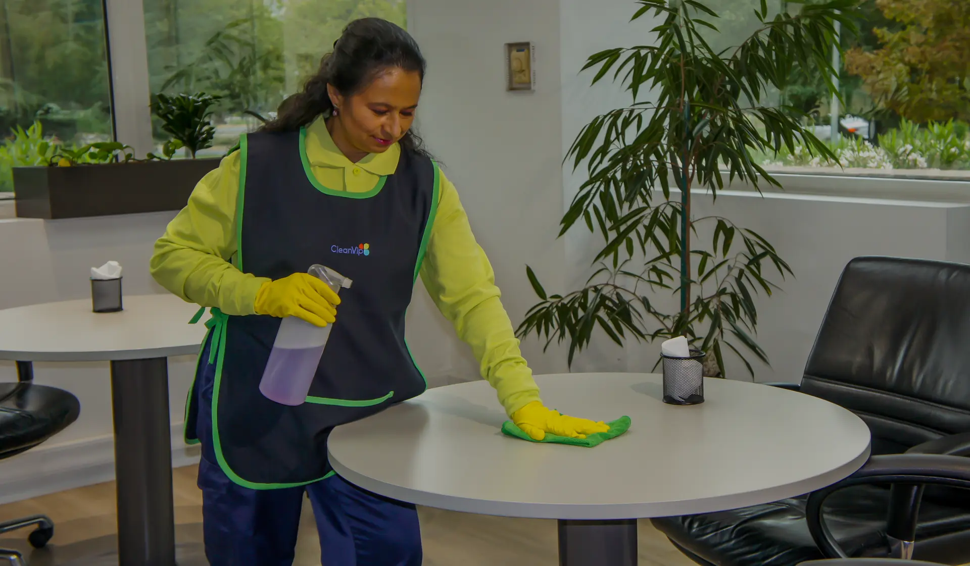 Personal de CleanVip limpiando oficinas