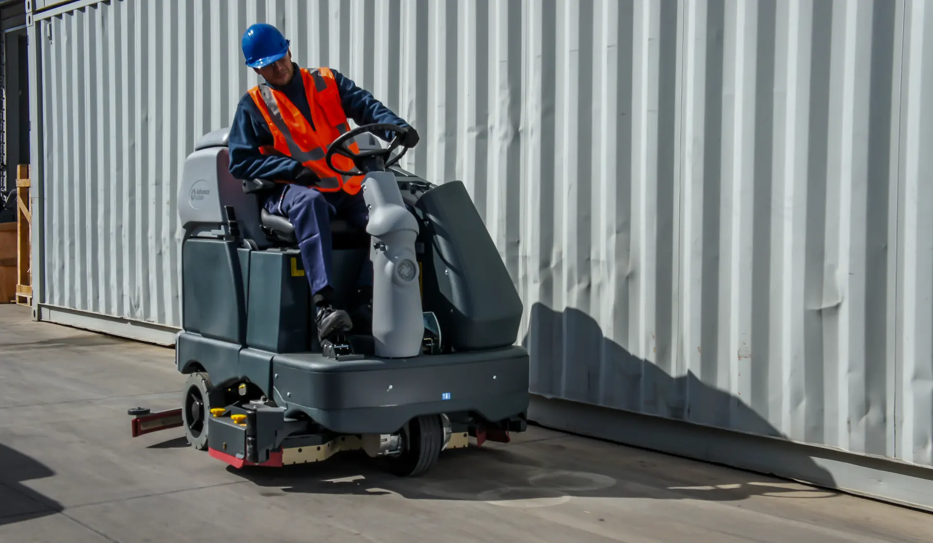 Barredora mecanizada de CleanVip trabajando en un estacionamiento