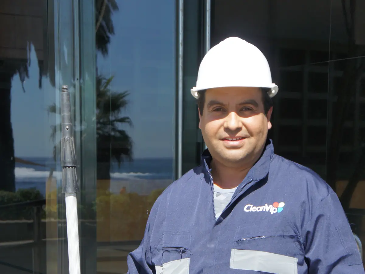 Trabajador de CleanVip con casco y equipo en una instalación industrial