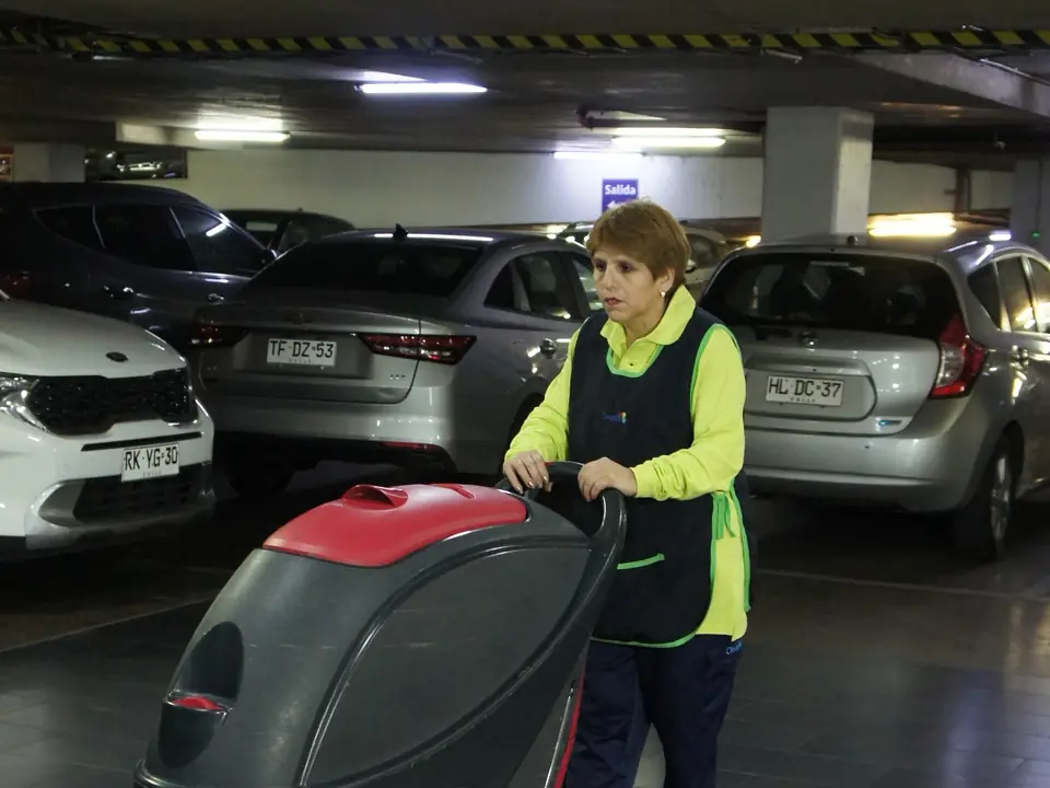 Trabajadora de CleanVip operando una fregadora en un estacionamiento subterráneo
